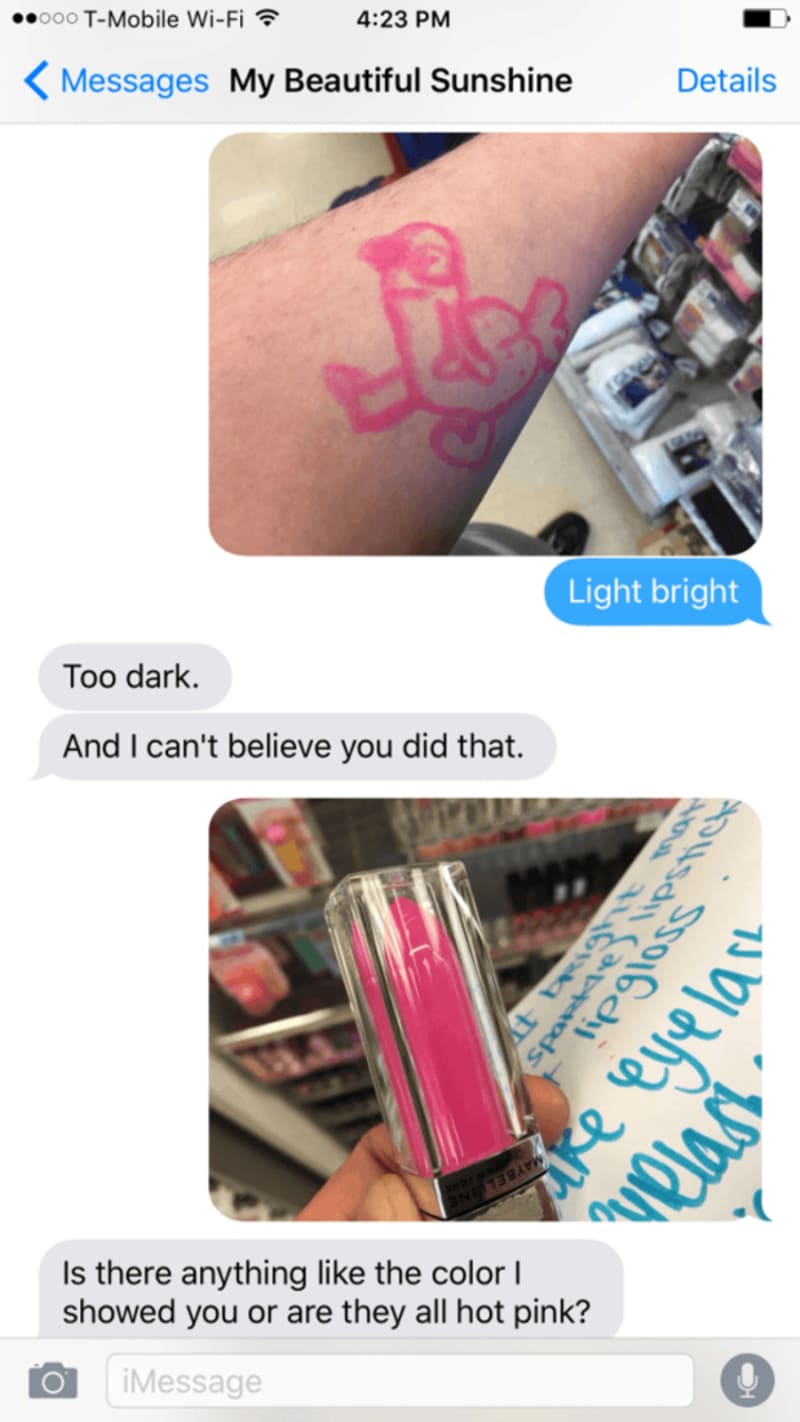 Musel si namalovat rtěnku na ruku, aby jeho dívka zjistila, jaká je to barva.