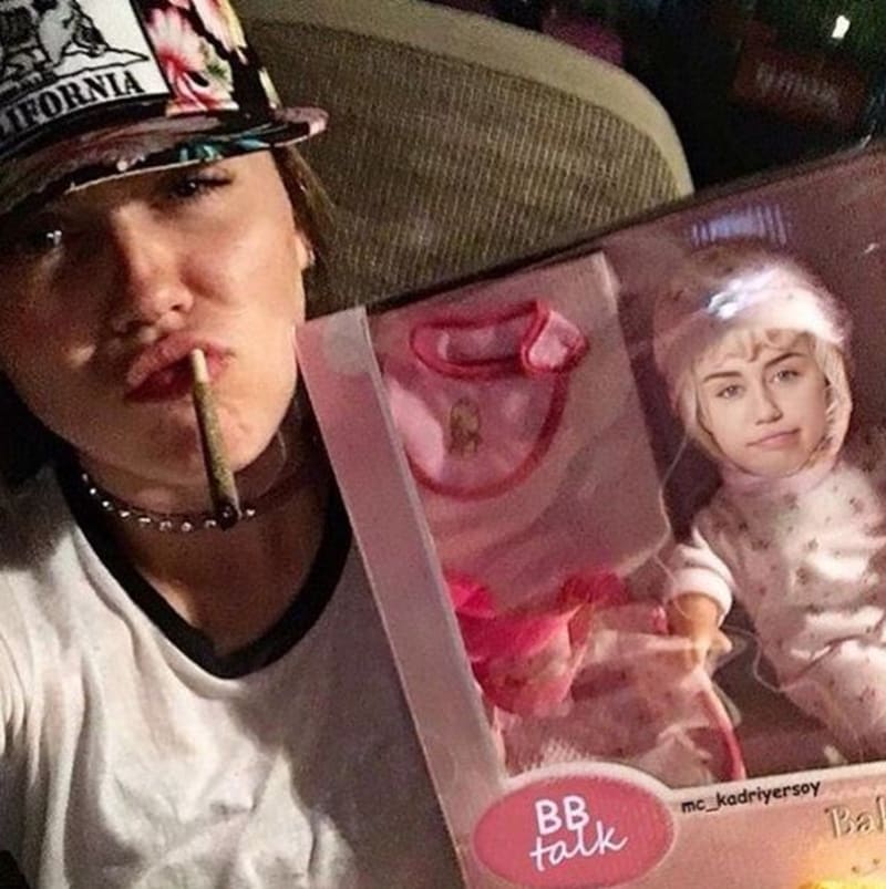 Miley Cyrus, joint a hezká hrací panenka.