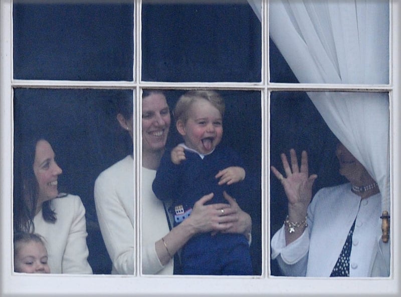 George divočí v oknech Buckinghamského paláce.