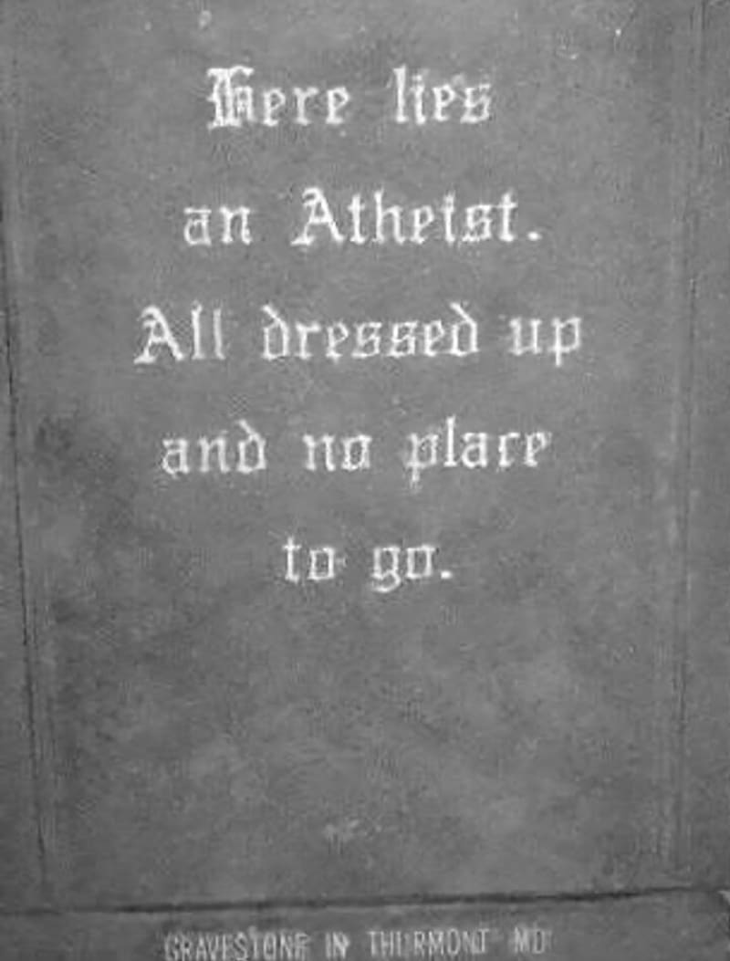 "Zde leží ateista. Celý oblečený a nemá kam jít."