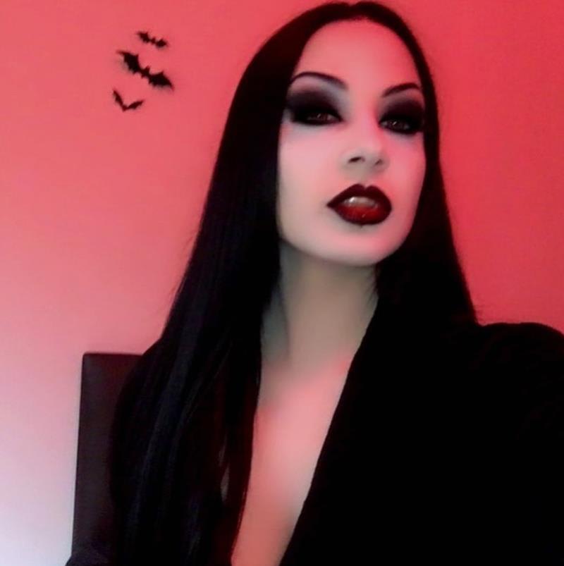 Žena se prezentuje jako vampýrka 13