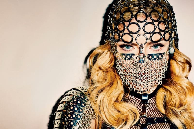 Madonna v masce