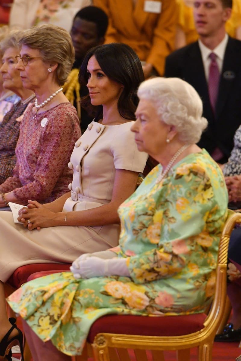 Meghan Markle a královna Alžběta II. jsou nyní jedna ruka.