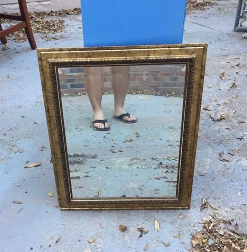 Lidé prodávající zrcadla