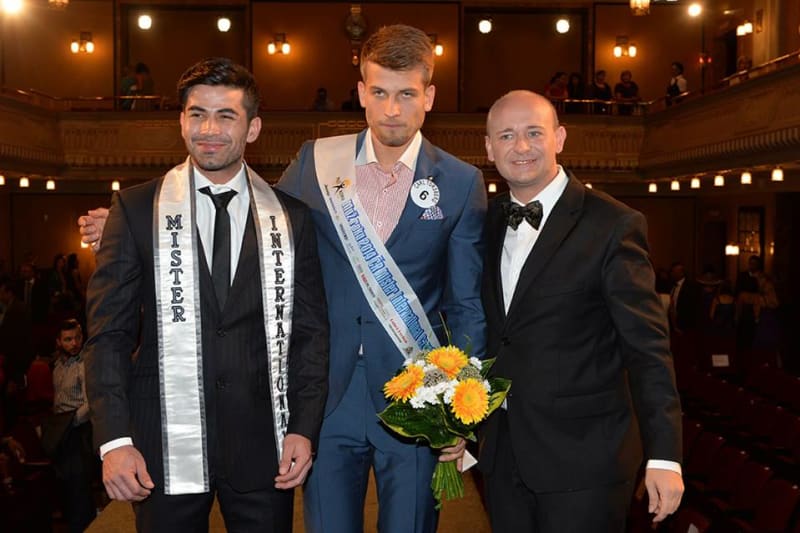 Mister International José Paredes, letošní vítěz - Muž roku 2014 - Tomáš Dumbrovský a pořadatel soutěže Muž roku David Novotný