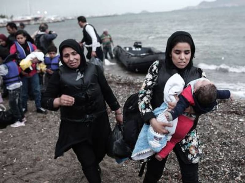 Utečenci jsou hlavně ze Sýrie, kde zuří boje s Islámským státem.