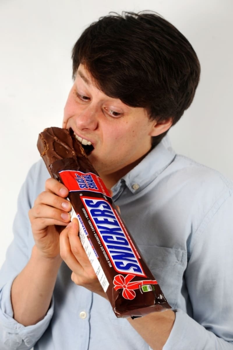 Největší Snickers na světě... Obsahuje dva tisíce kalorií, měří 30 centimetrů a váží 454 gramů.