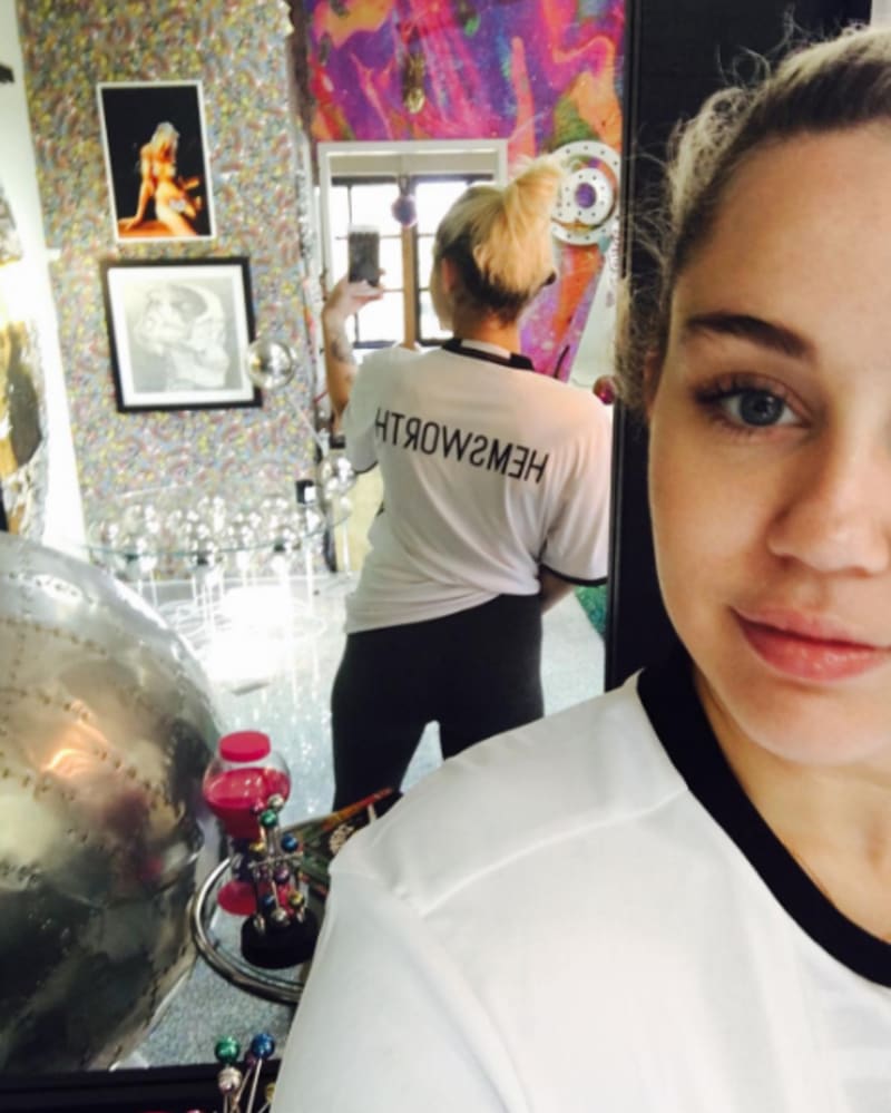 Miley v tetovacím salonu.