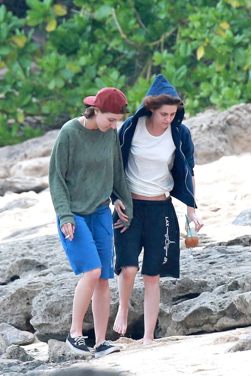Kristen Stewart s nejlepší kamarádkou na pláži - Obrázek 6