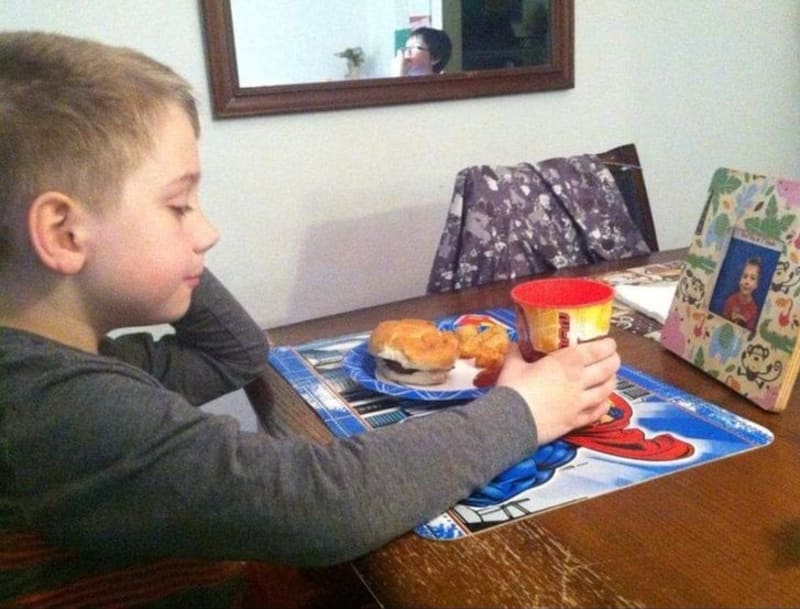 Chlapec jí večeři každý den před svou fotkou. Tomu se říká sebeláska