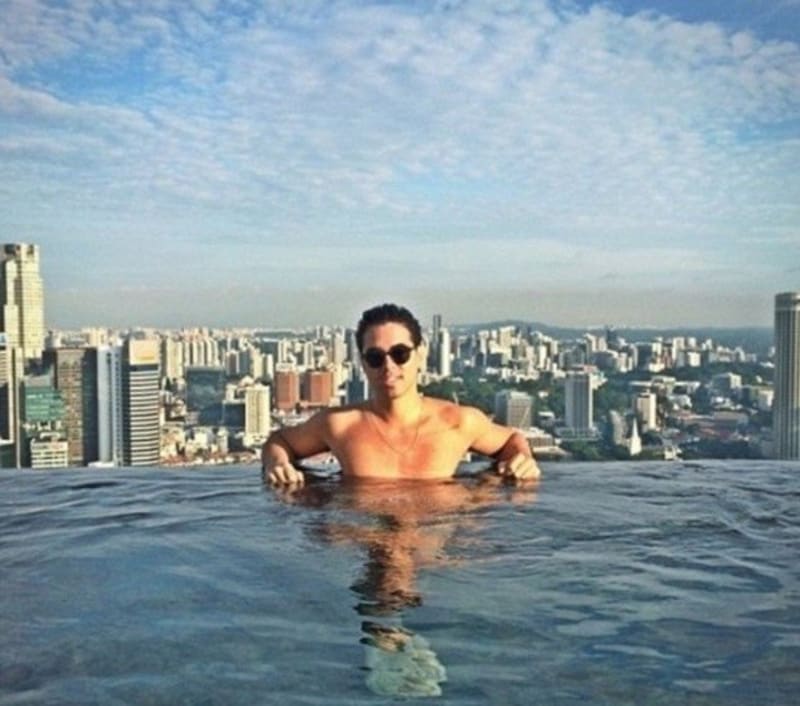 Jorge L. Santovenia si nejraději užívá volno v bazénu v Singapuru.