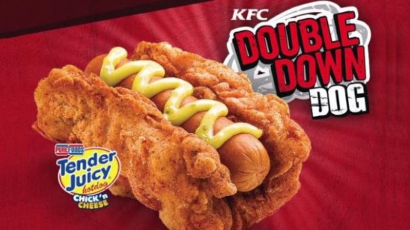 Pokud si nemůžete vybrat mezi smaženým kuřetem a hot dogem, můžete zkusit double down dog!