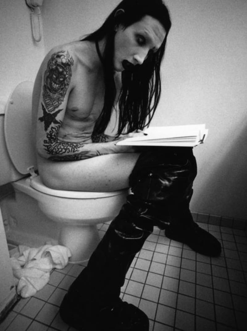 Marilyn Manson a jeho záchodová fotečka spíš patří do rubriky horory.