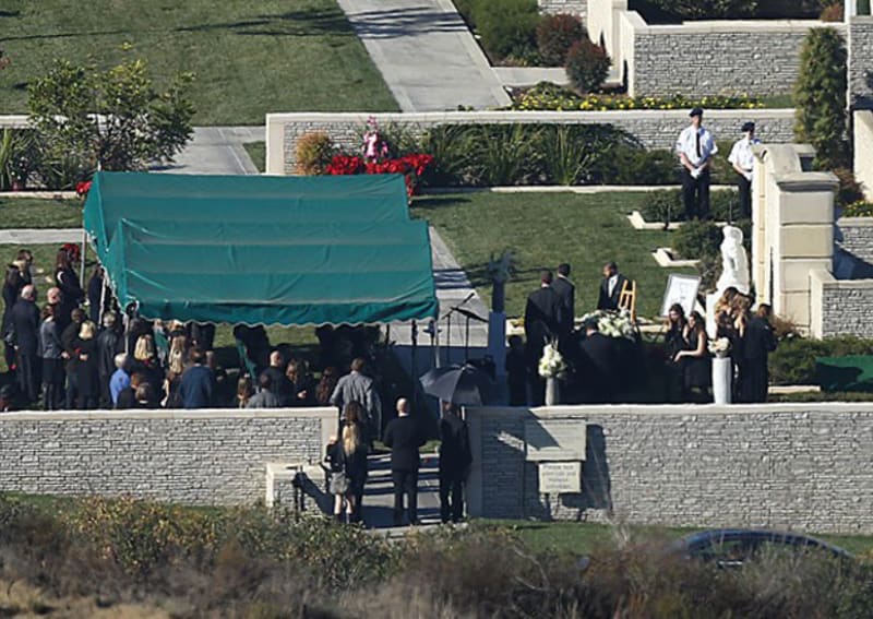 Rodina a nejbližší přátelé se shromáždili na hřbitově ve Forest Lawn v Hollywood Hills, aby dali poslední sbohem milovanému Paulovi