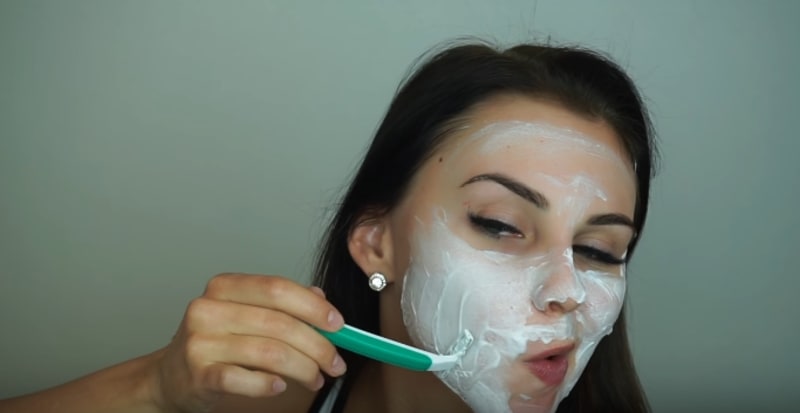Youtuberka si holí tvář - Obrázek 3