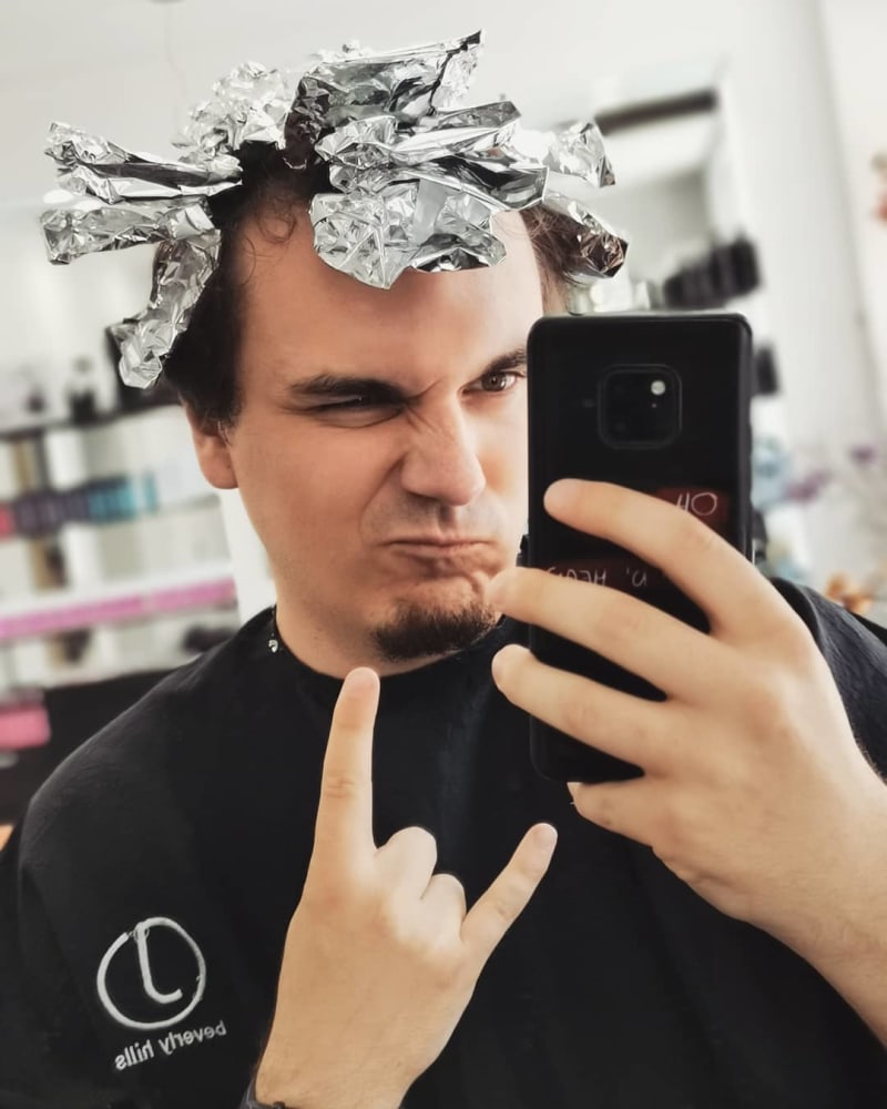 Známý youtuber si obarvil vlasy na růžovo 1