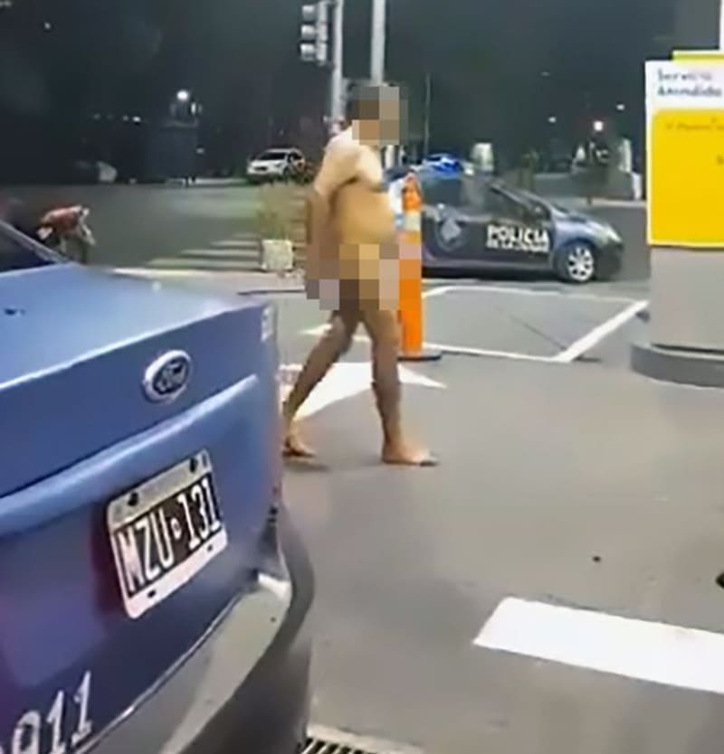 Naháč s dildem v zadku hledal pomoc na benzínce 3