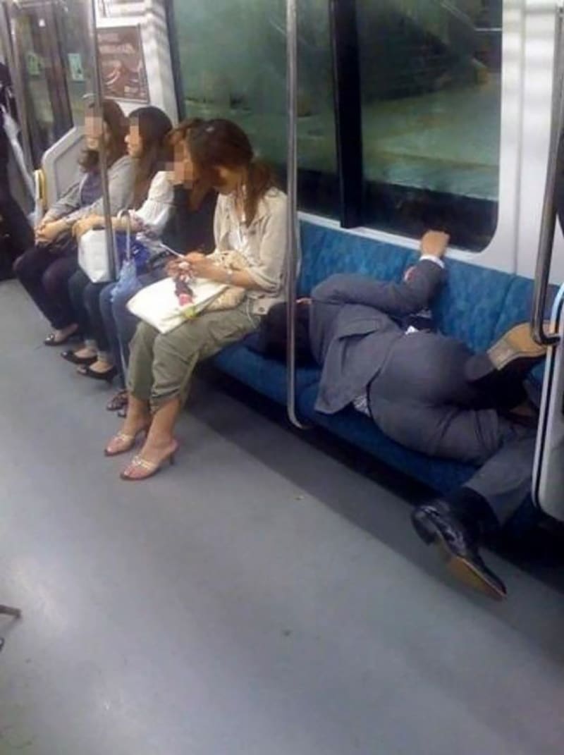 A pak že se v metru nedá pohodlně vyspat