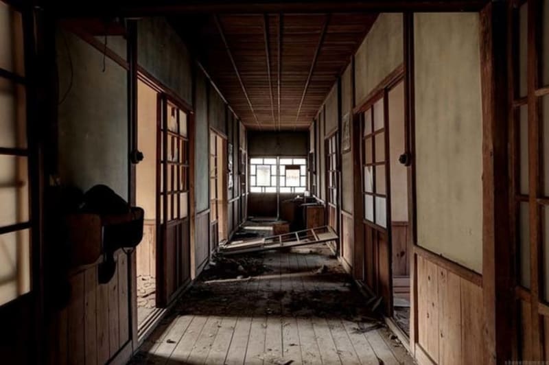 Fotograf zachytil starou opuštěnou nemocnici v Japonsku - Obrázek 1