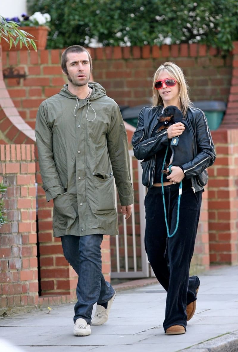 Liam Gallagher s manželkou Nicole Appleton na procházce. Jezevčíčka už asi bolí nožičky