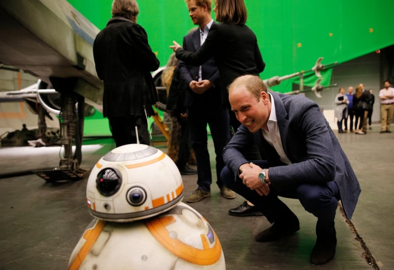Princ William a robůtek BB-8.