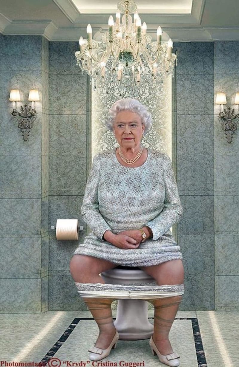 Vtipálci ve fotomontáži posadili na "trůnní" záchodovou mísu i královnu.