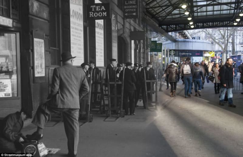 Chlapec čistící boty před čajovnou na nádraží Victoria v roce 1950. Dále vidíme skupinu nosičů, kteří se svými vozíky čekají, aby pomohli cestujícím se zavazadly