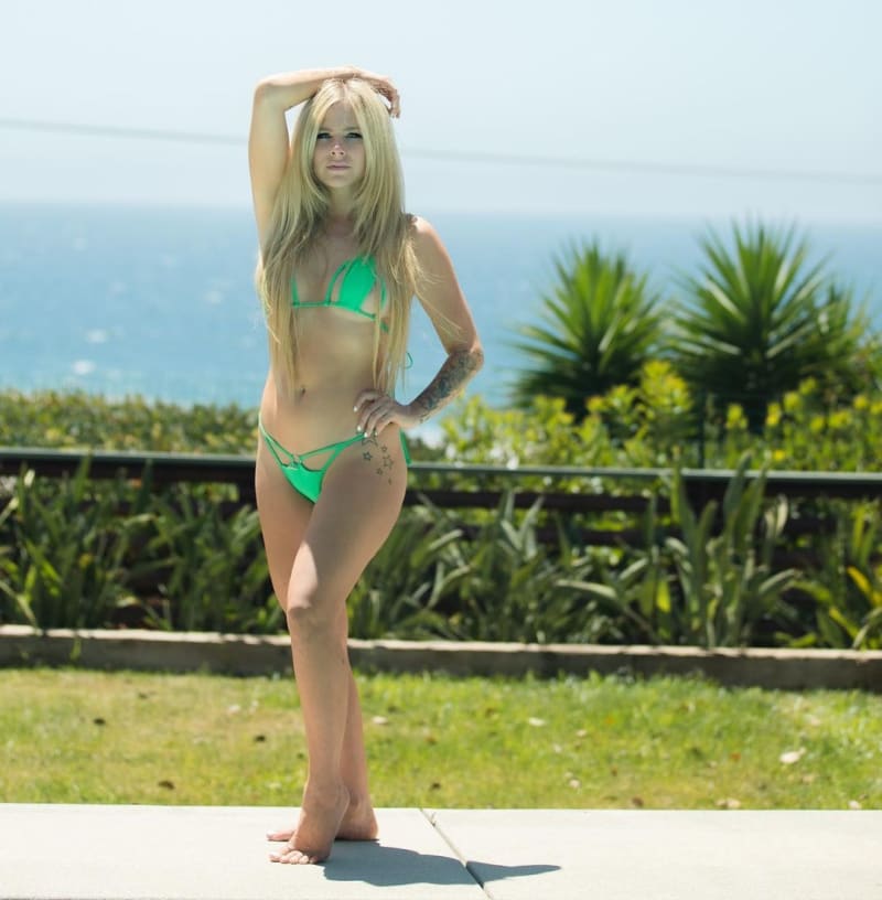 Sexy Avril Lavigne.