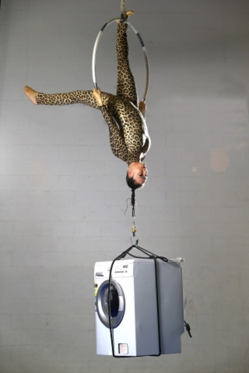 Třiačtyřicetiletá akrobatka Simone Genziuk má nejpevnější vlasy na světě. Dokáže na nich uzvednout pračku o váze 75 kg. Akrobacii se věnuje mnoho let.