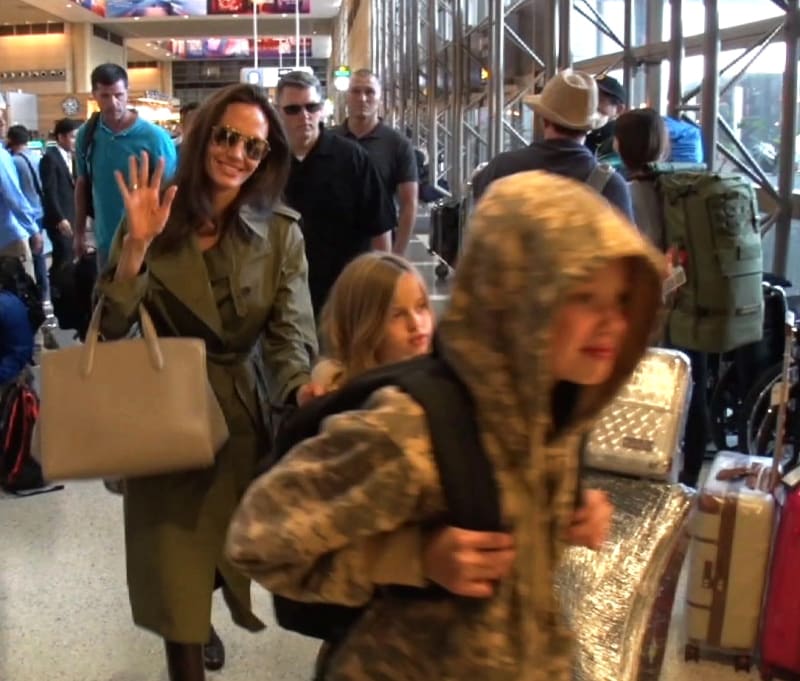 Shiloh Jolie-Pitt s maminkou na letišti