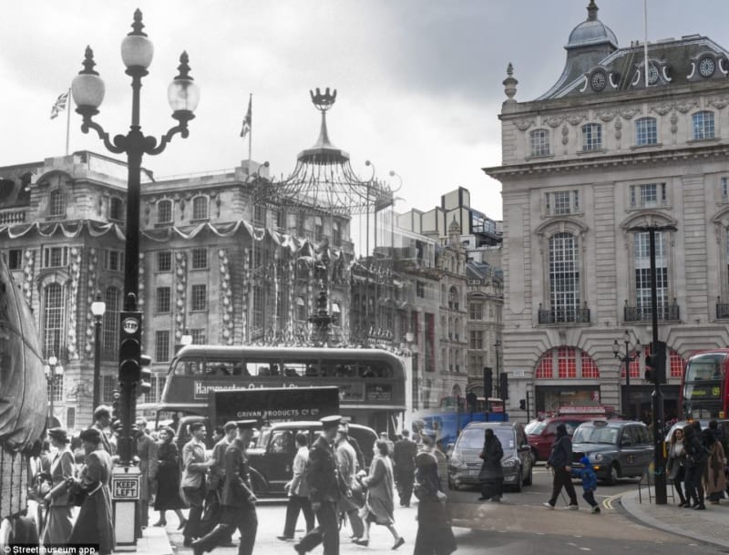 Piccadilly Circus, korunovační den 1953. Davy se shromáždily, aby byly svědky korunovačního průvodu Alžběty II. Korunovace proběhla v Westminsterském opatství dne 2. června 1953. Na žádost královny byl obřad vysílán a sledovalo ho asi dvacet milionů lidí