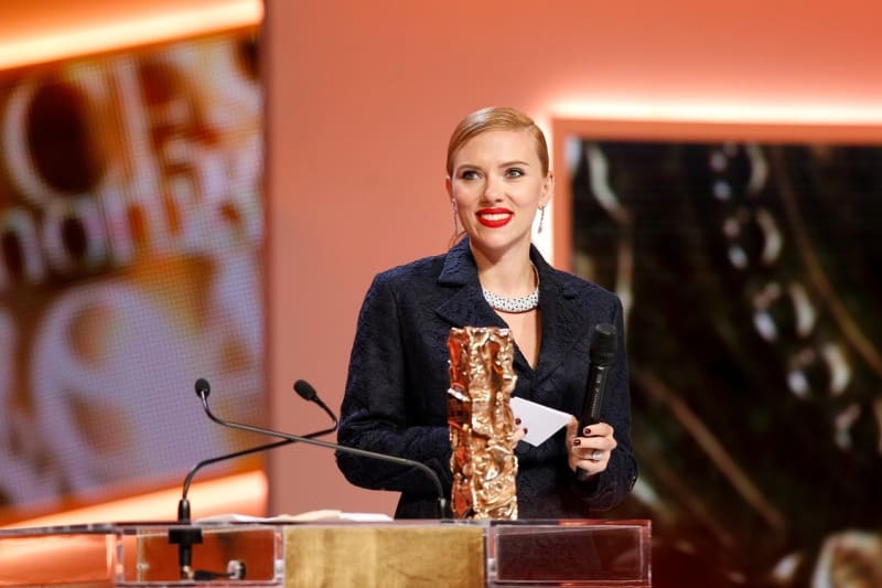 Scarlett Johansson získala sošku Césara za svuj přínos do filmového průmyslu.