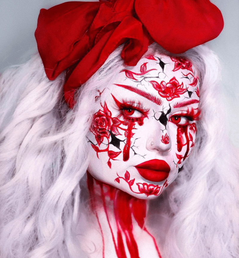 Umělkyně maluje bombastické obrazy na svůj obličej 13