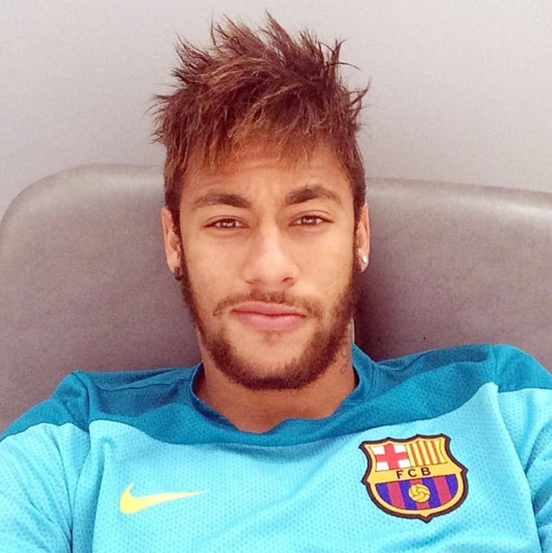 Neymar (Brazílie). Brazilský reprezentant, kterého taky netřeba dlouho představovat. Proslavily jej hlavně jeho extravagantní účesy