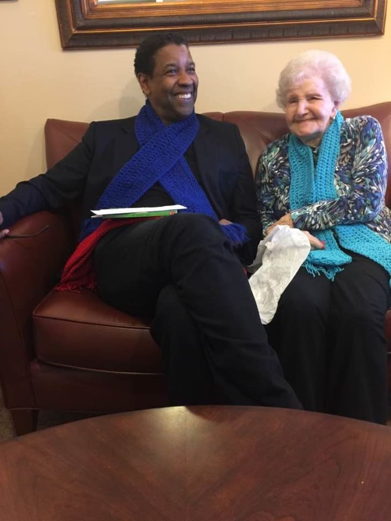 Babička dělala 50 let knihovnici a herci Denzelu Washingtonovi zařizovala před mnoha lety jeho první kartičku do knihovny. A hollywoodská hvězda se na pozvání dostavila na babiččiny narozeniny.