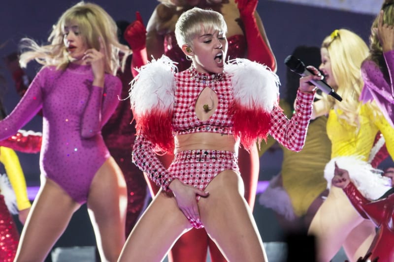 Miley Cyrus pokračuje v oplzlém turné.Roztahování nohou a sahání do rozkroku v podání jednadvacetileté Miley Cyrus vyvoválá očekávané reakce. Na světě už snad není nikdo, kdo by alespoň část z jejího turné/těla neviděl.