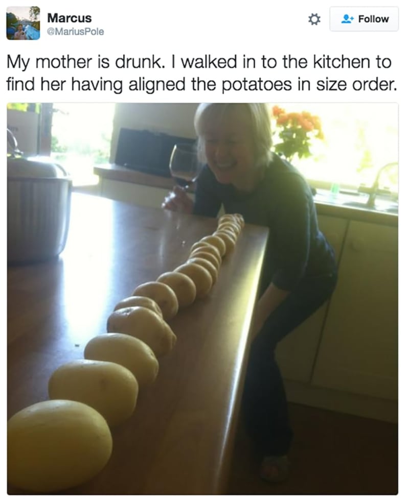 Opilá maminka seřadila brambory podle velikosti.