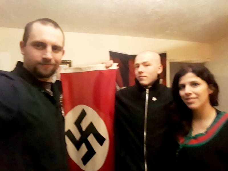 Rodiče, kteří pojmenovali dítě po Hitlerovi, byli obviněni z členství v neonacistiké skupině 4