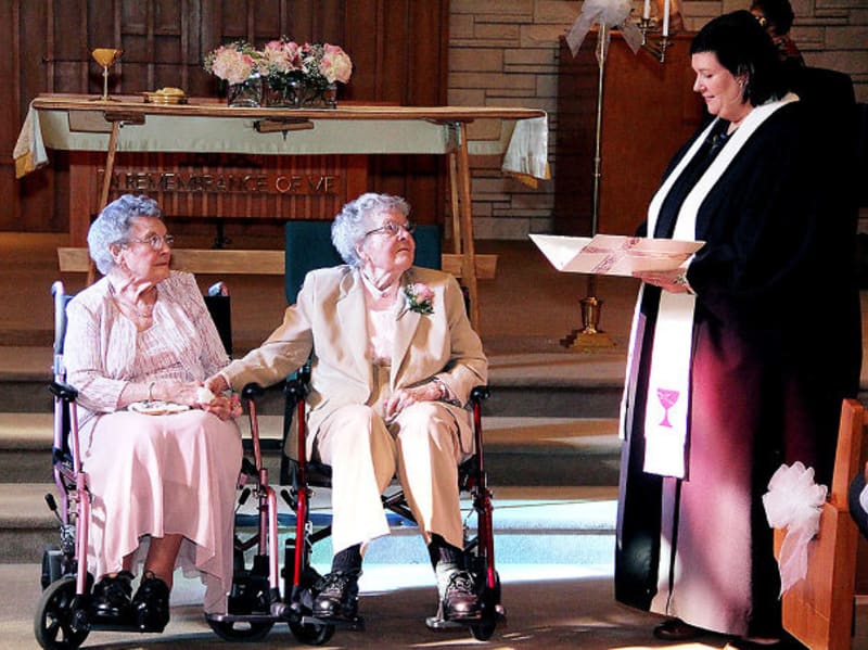 Dvě ženy, Vivian, 91, a Alice, 90, konečně se dočkaly a mohly se vzít