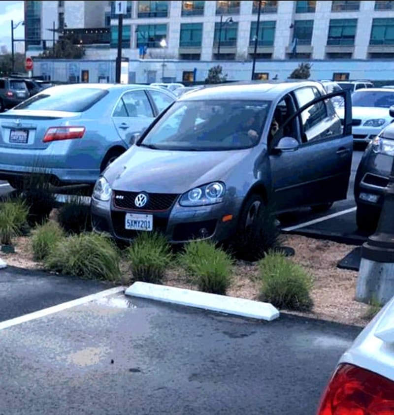 Když nedokážete ani dodržovat normální parkování.