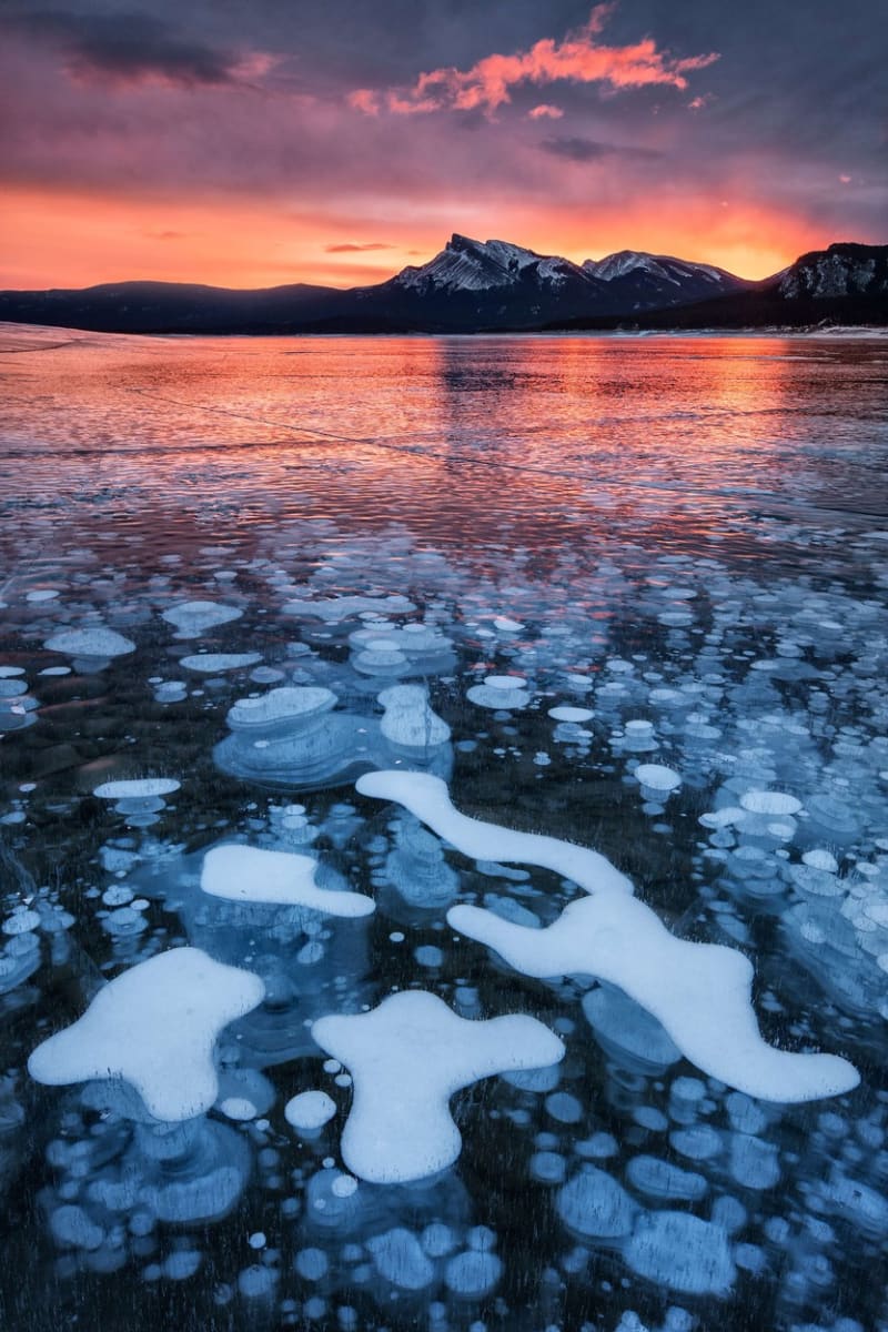 Krásné vzory zmrazených bublin uvězněných v Kanadském jezeře… jsou vytvořené metanem