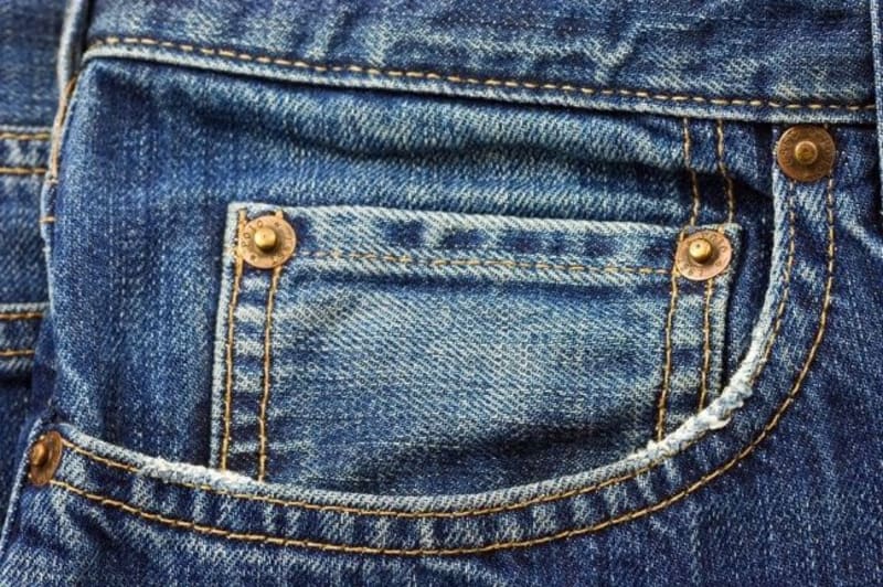 Malé kapsy na džínách. Ty jsou umístěné přímo uvnitř kapes větších. V dnešních dnech je někdo nepoužívá vůbec, jiní si do nich odkládají mince či další drobné předměty. Původně sloužily na uložení kapesních hodinek.