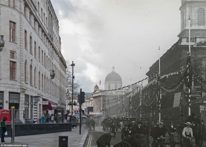 Pohled do Duncannon Street v Londýně... ulice je vyzdobená prapory a transparenty kvůli korunovaci Edwarda VII. Vidíme chodce a vozidla v popředí... Národní galerie je vidět v dálce