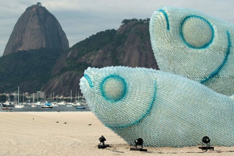 Obří ryby vyrobené z plastových lahví vystavené na pláži v Riu de Janieru