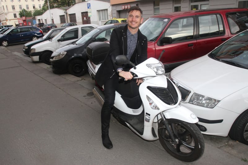Lumír Olšovský podle vlastních slov jezdí na mopedu, protože nemá nervy v centru Prahy na auto.