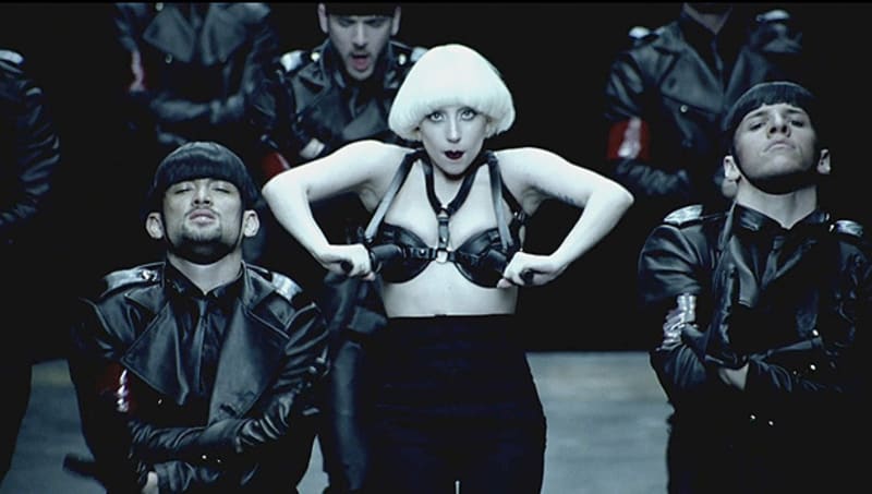 Lady Gaga v klipu Alejandro