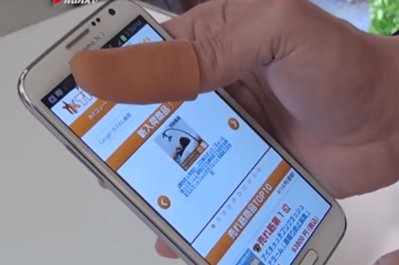 Jeden z majitelů nového iPhonu si musel pořídit kvůli velkému displeji umělý palec