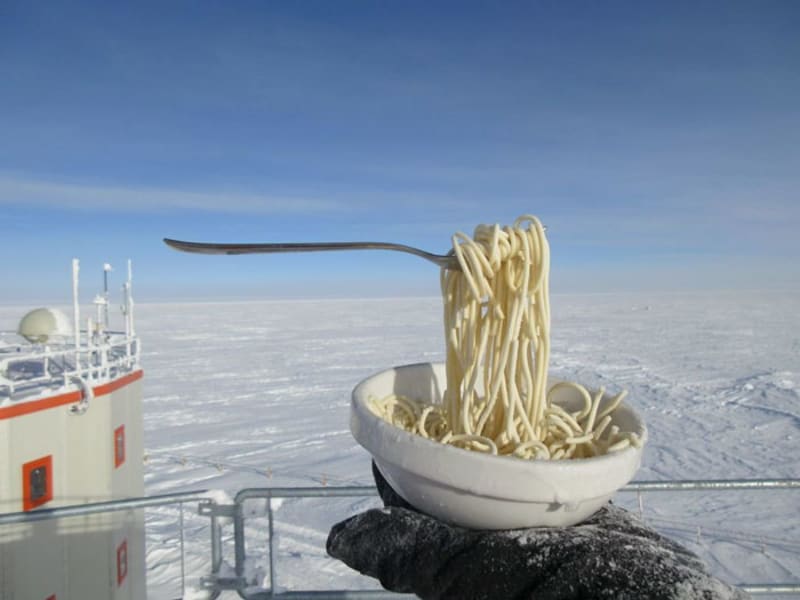 Týpek zkouší vařit na nejchladnějším místě na světě 7