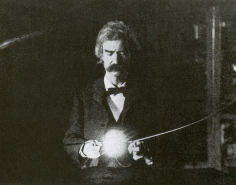 Spisovatel Mark Twain v laboratoři vynálezce Nikoly Tesly.