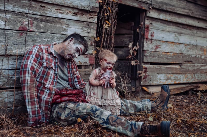 Matka proměnila manžela a dceru v zombíky